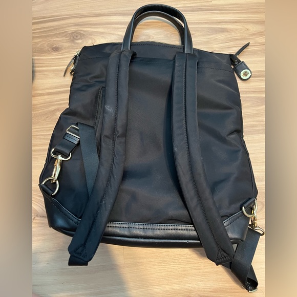 Targus Newport convertible 2 in 1 tote backpack - Picture 2 of 4